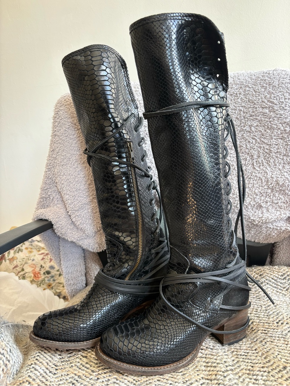 Freebird Coal in black snake size 7